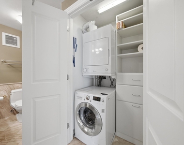 111 E Chestnut Street - Photo Thumbnail 14