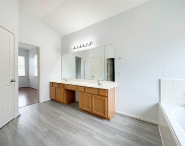 2910 Lemmingham Drive - Photo Thumbnail 25