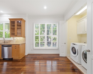 1329 Hyde Park Boulevard - Photo Thumbnail 16