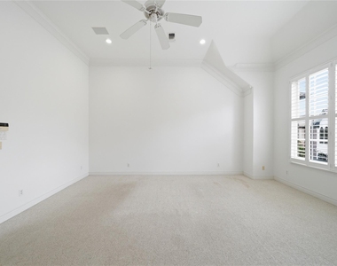1329 Hyde Park Boulevard - Photo Thumbnail 20