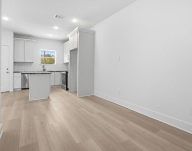 307 Bolden Street - Photo Thumbnail 12