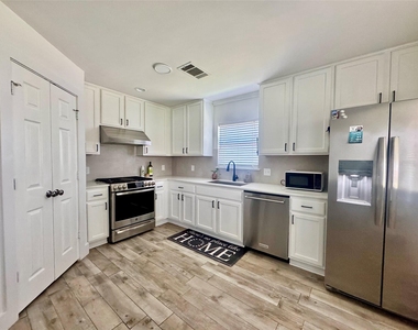 1404 Laguna Cove - Photo Thumbnail 4