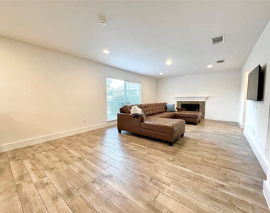 1404 Laguna Cove - Photo Thumbnail 3
