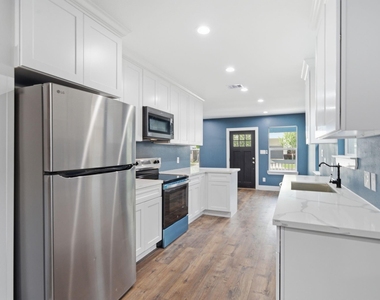 1210 Crockett Street - Photo Thumbnail 9