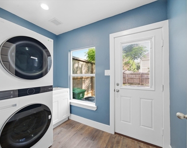 1210 Crockett Street - Photo Thumbnail 17