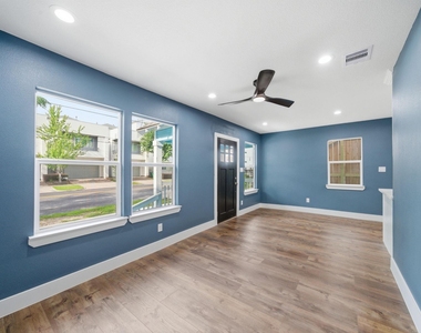 1210 Crockett Street - Photo Thumbnail 4