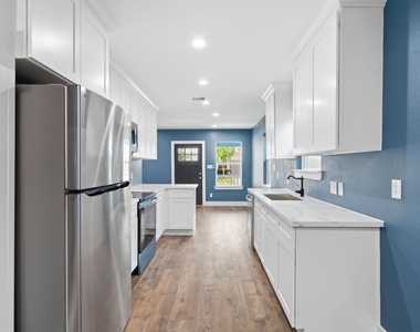 1210 Crockett Street - Photo Thumbnail 8