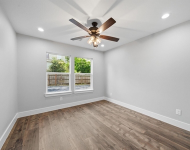 1210 Crockett Street - Photo Thumbnail 14