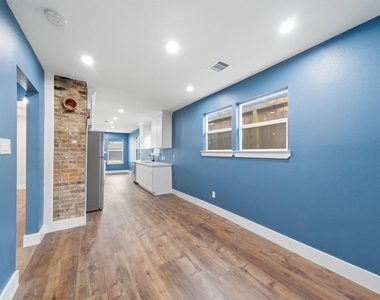 1210 Crockett Street - Photo Thumbnail 12