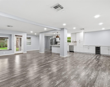 5347 Rutherglenn Drive - Photo Thumbnail 2