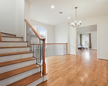 521 Lovett Boulevard - Photo Thumbnail 7