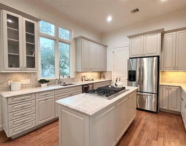 521 Lovett Boulevard - Photo Thumbnail 6