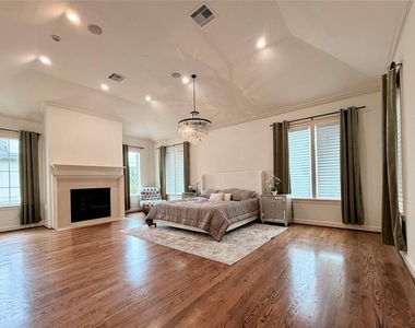 521 Lovett Boulevard - Photo Thumbnail 10