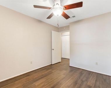 108 N Deerfoot Circle - Photo Thumbnail 7