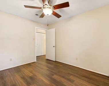 108 N Deerfoot Circle - Photo Thumbnail 9