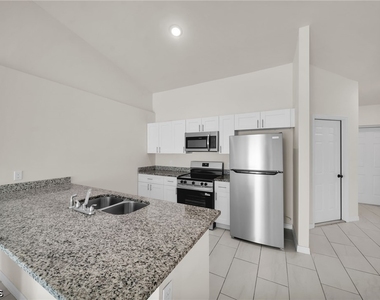 4106 Sw 7th Place - Photo Thumbnail 4