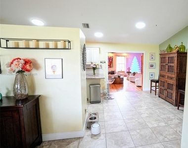 2304 Se 8th Terrace - Photo Thumbnail 2