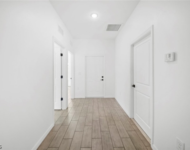 715 Homer Avenue S - Photo Thumbnail 3