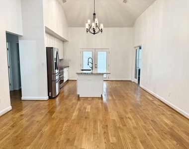 2116 Live Oak Street - Photo Thumbnail 4