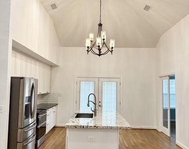 2116 Live Oak Street - Photo Thumbnail 7
