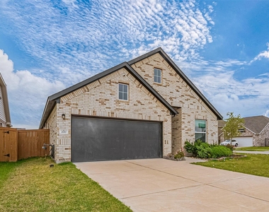 200 Catalina Cove Drive - Photo Thumbnail 3