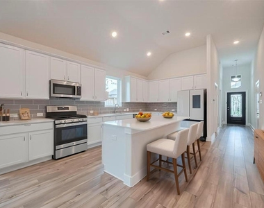 200 Catalina Cove Drive - Photo Thumbnail 17
