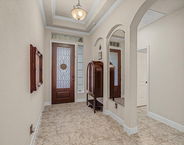 102 N Victoriana Circle - Photo Thumbnail 2