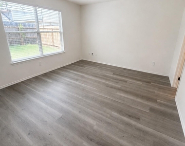 9227 Shaded Pines Drive - Photo Thumbnail 8