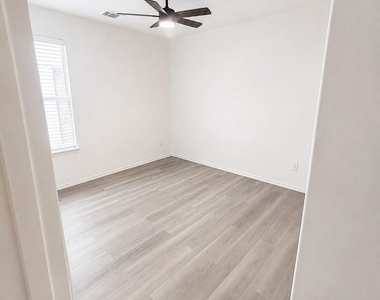 9227 Shaded Pines Drive - Photo Thumbnail 15