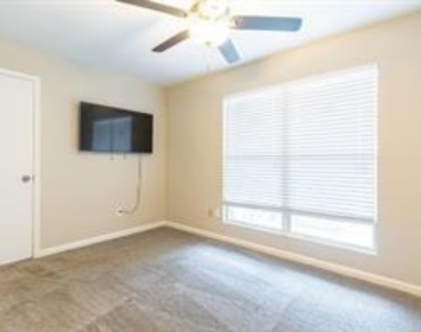 3900 Woodchase Drive - Photo Thumbnail 11