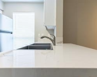 3900 Woodchase Drive - Photo Thumbnail 7