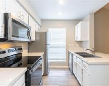 3900 Woodchase Drive - Photo Thumbnail 5