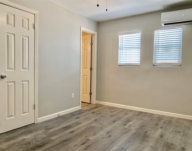 6702 Fulton St - Photo Thumbnail 4