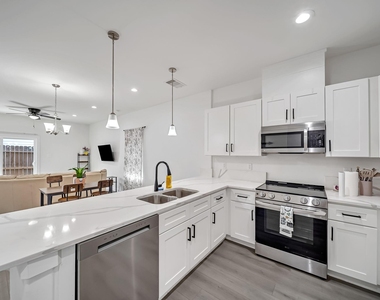 4011 King Street - Photo Thumbnail 3