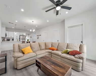 4011 King Street - Photo Thumbnail 6