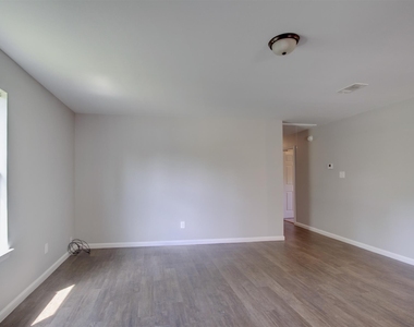 1022 Jeff Street - Photo Thumbnail 4