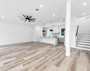 313 N Nagle Street - Photo Thumbnail 11