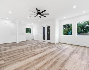 313 N Nagle Street - Photo Thumbnail 13