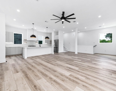 313 N Nagle Street - Photo Thumbnail 12