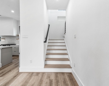 313 N Nagle Street - Photo Thumbnail 24