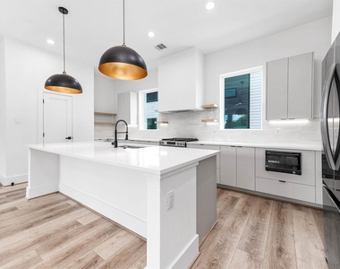 313 N Nagle Street - Photo Thumbnail 17