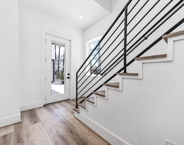 313 N Nagle Street - Photo Thumbnail 9