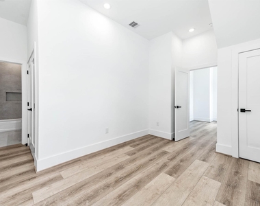 313 N Nagle Street - Photo Thumbnail 7
