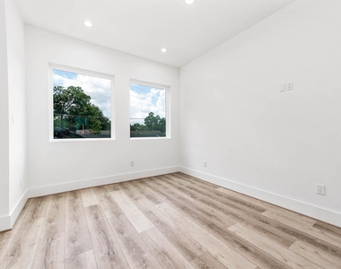 313 N Nagle Street - Photo Thumbnail 15