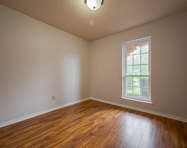 3007 Cloverdale - Photo Thumbnail 8