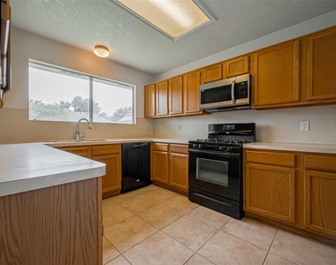 3007 Cloverdale - Photo Thumbnail 5