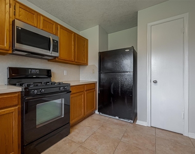 3007 Cloverdale - Photo Thumbnail 6