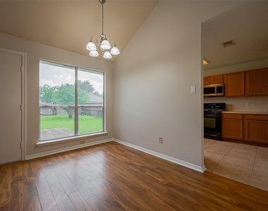 3007 Cloverdale - Photo Thumbnail 4