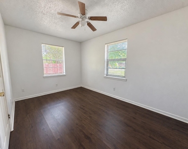409 La Bradford Drive - Photo Thumbnail 12