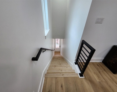 207 Carl Street - Photo Thumbnail 18